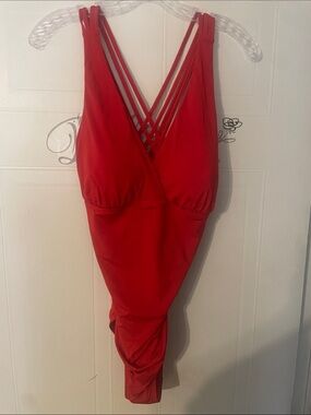 Jantzen red 1 piece swimsuit made with 92% polyamide and 8% elastane.